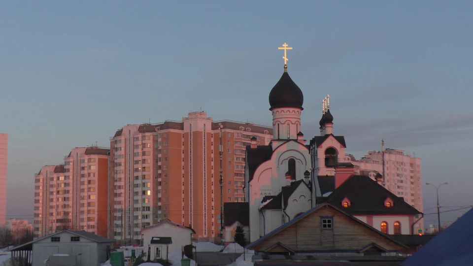 Жилые высотки и храм на закате