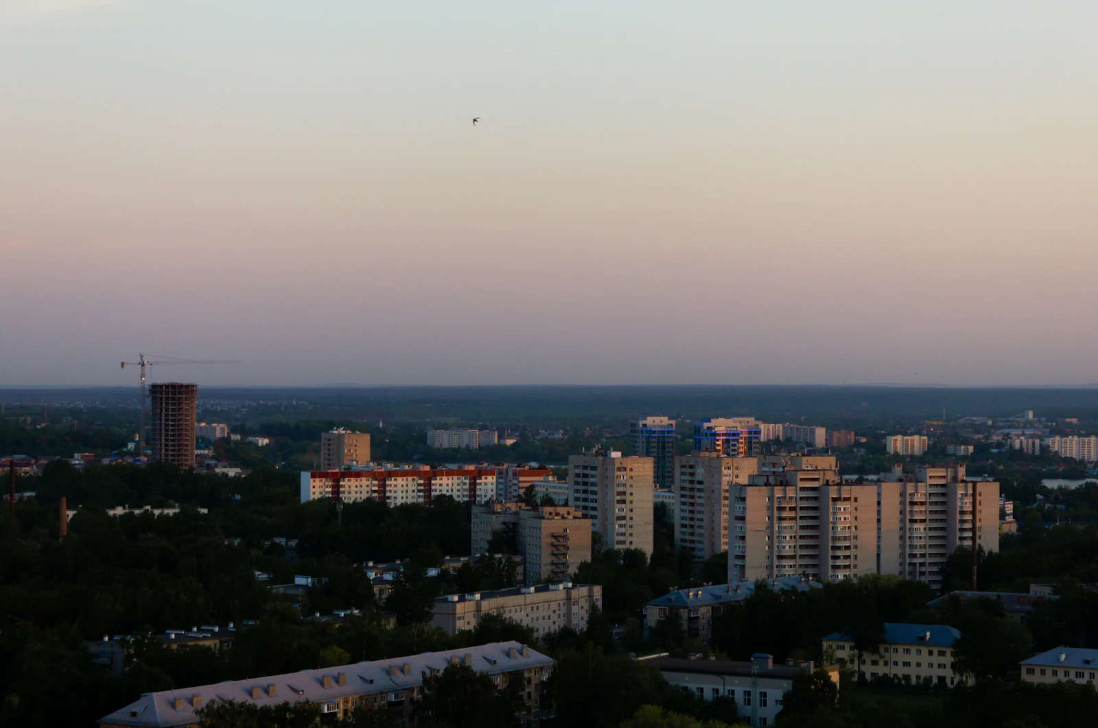 Жилые кварталы города на закате